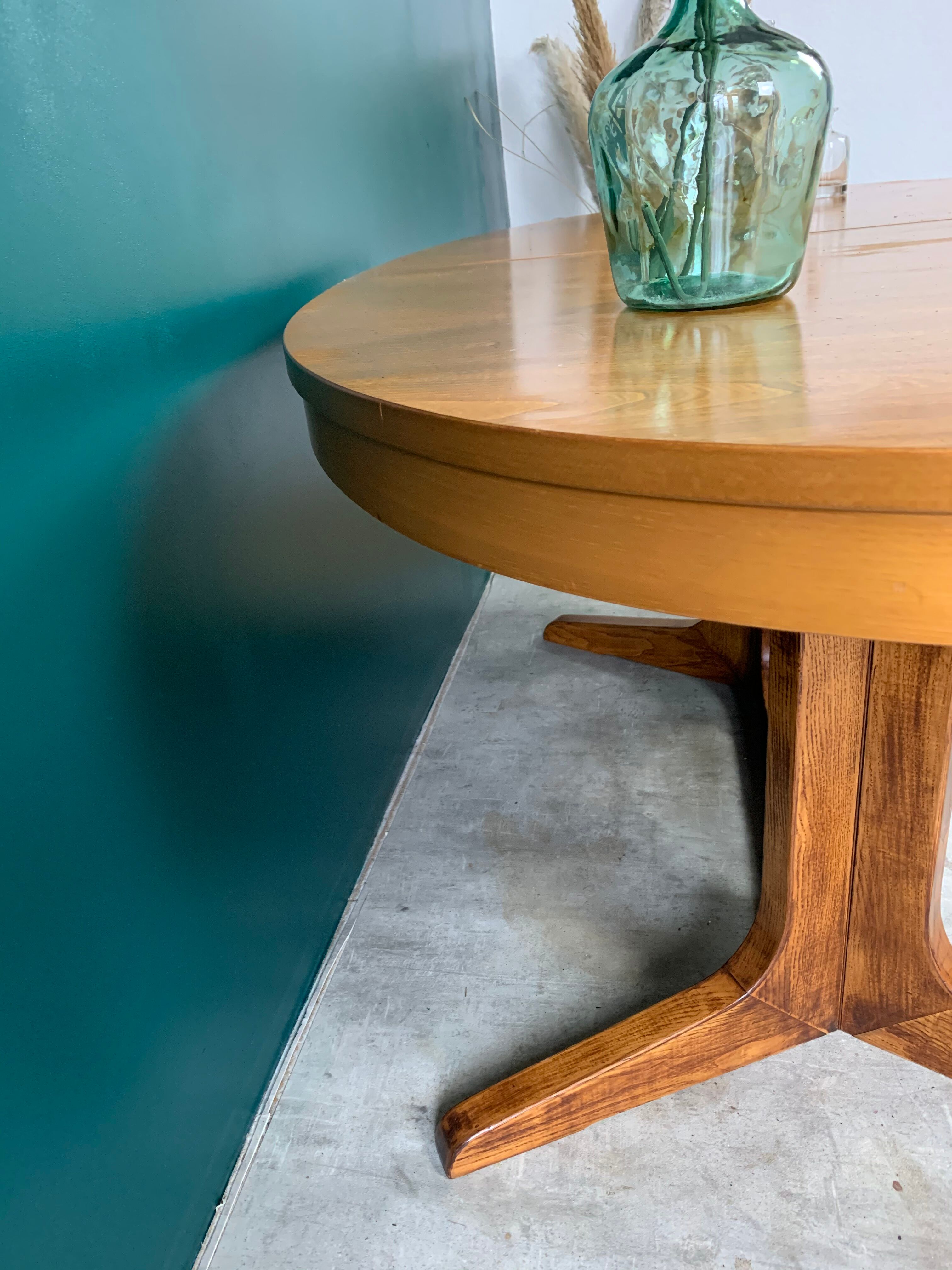 Extendable oval table