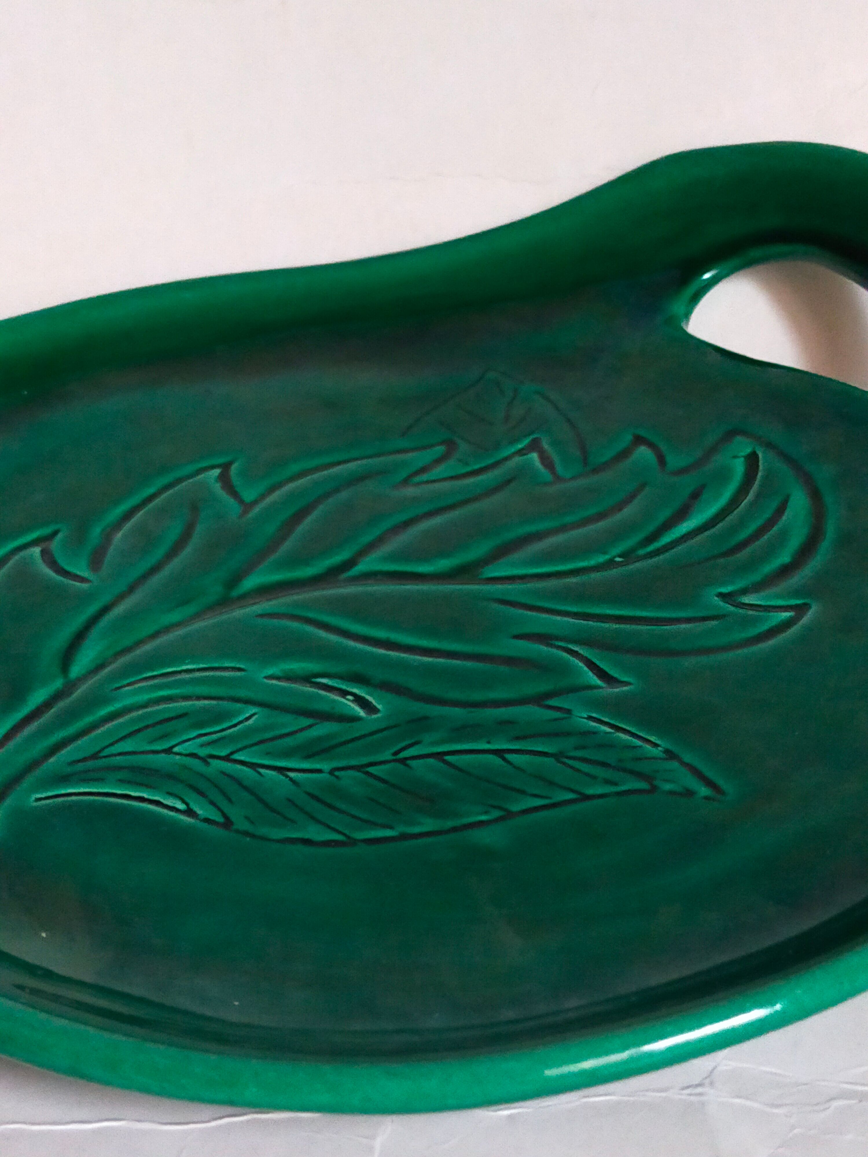 Free-form presentation dish Green Slurry 50s