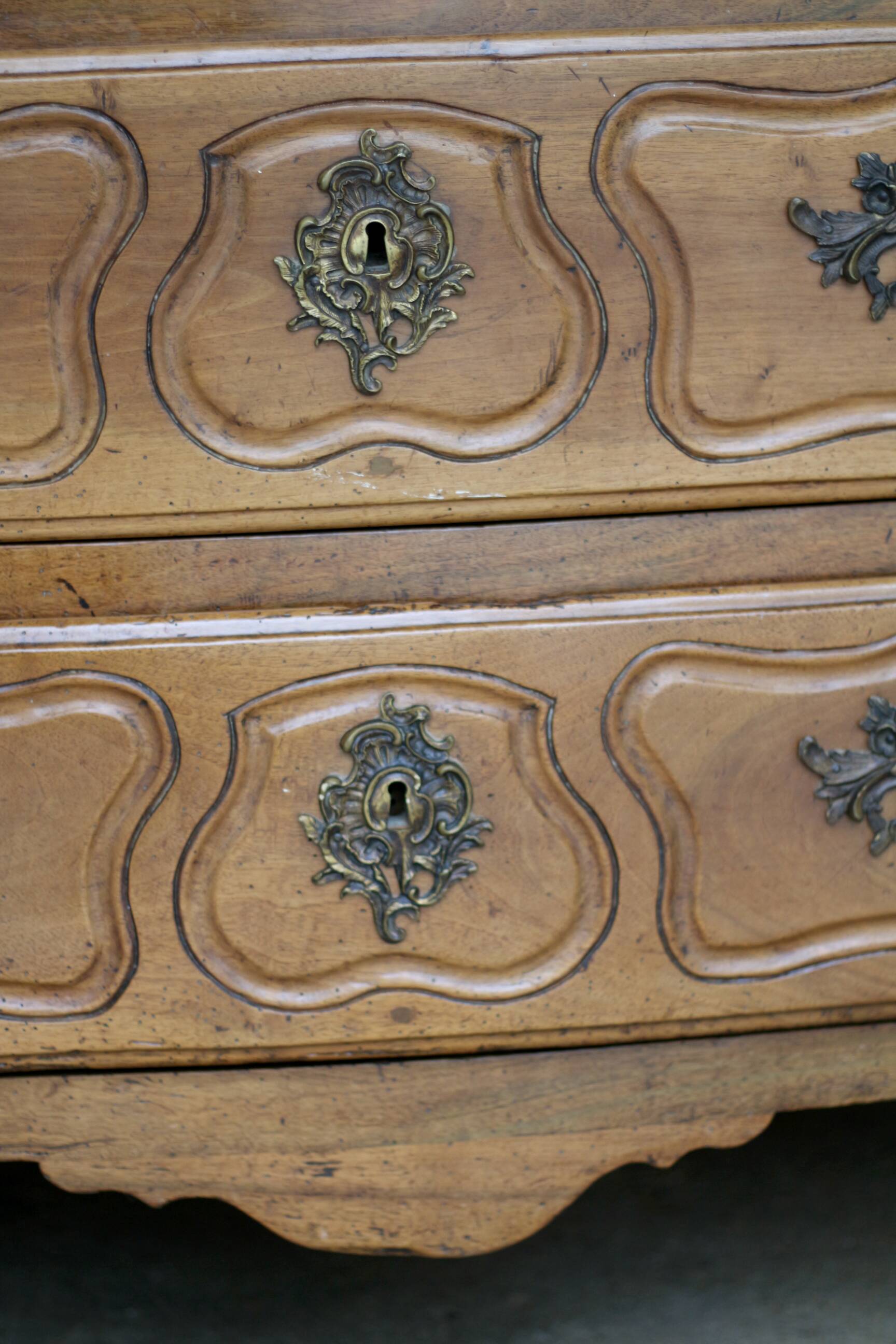 Magnificent 18th-century chest of drawers in solid walnut.