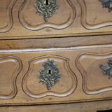 Magnificent 18th-century chest of drawers in solid walnut.
