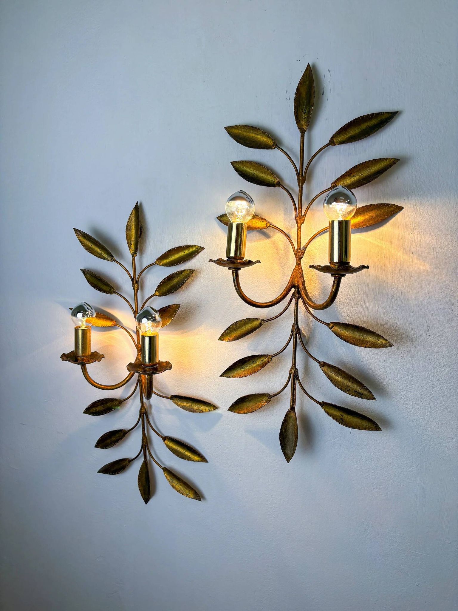 Pair of floral gilded Florentine wall sconces, large mid-century design, Italy 1960s