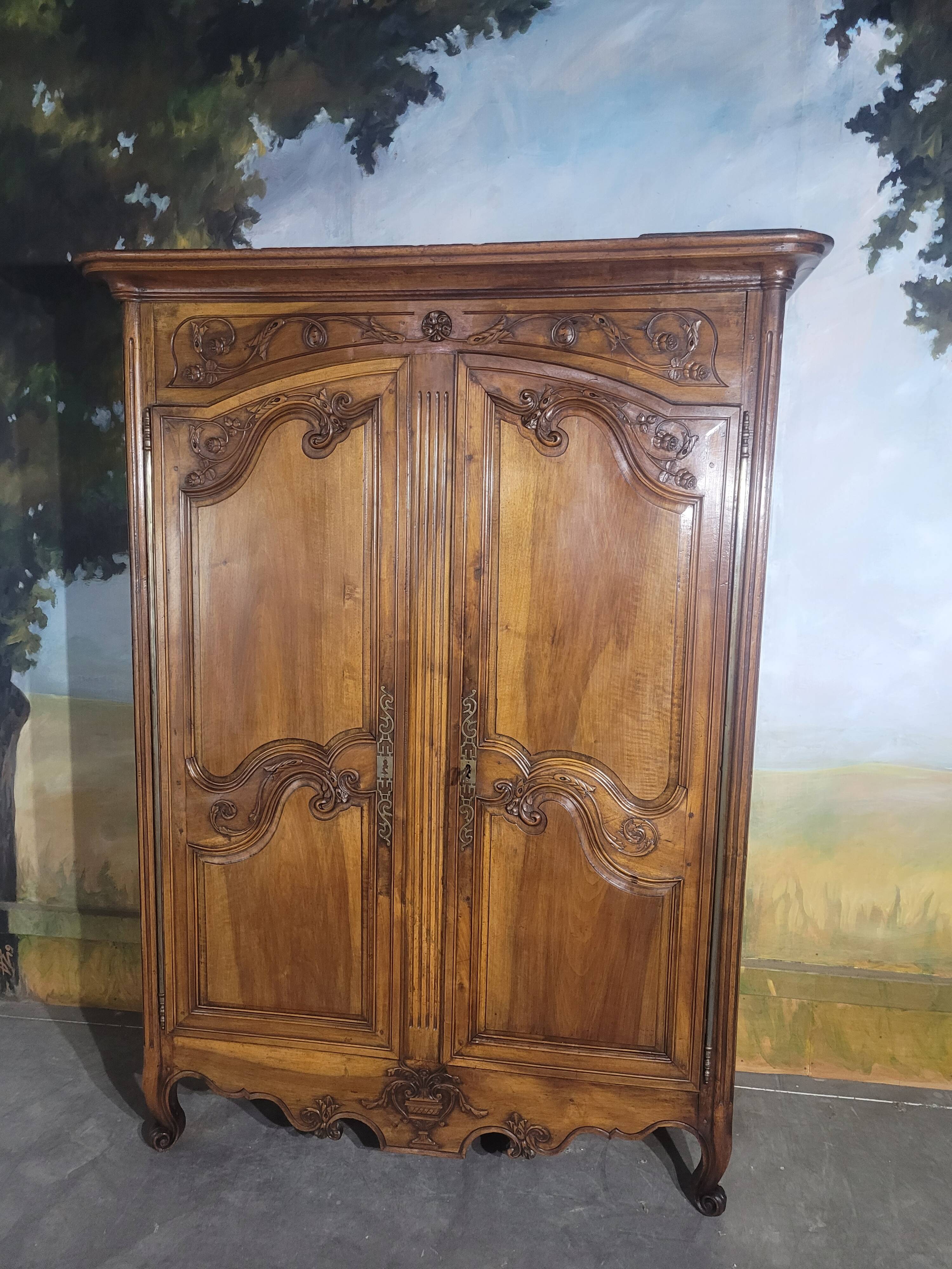 Low walnut cabinet from the late 18th century