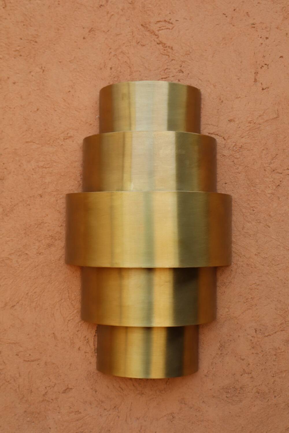 Round Art Deco wall light in brass.