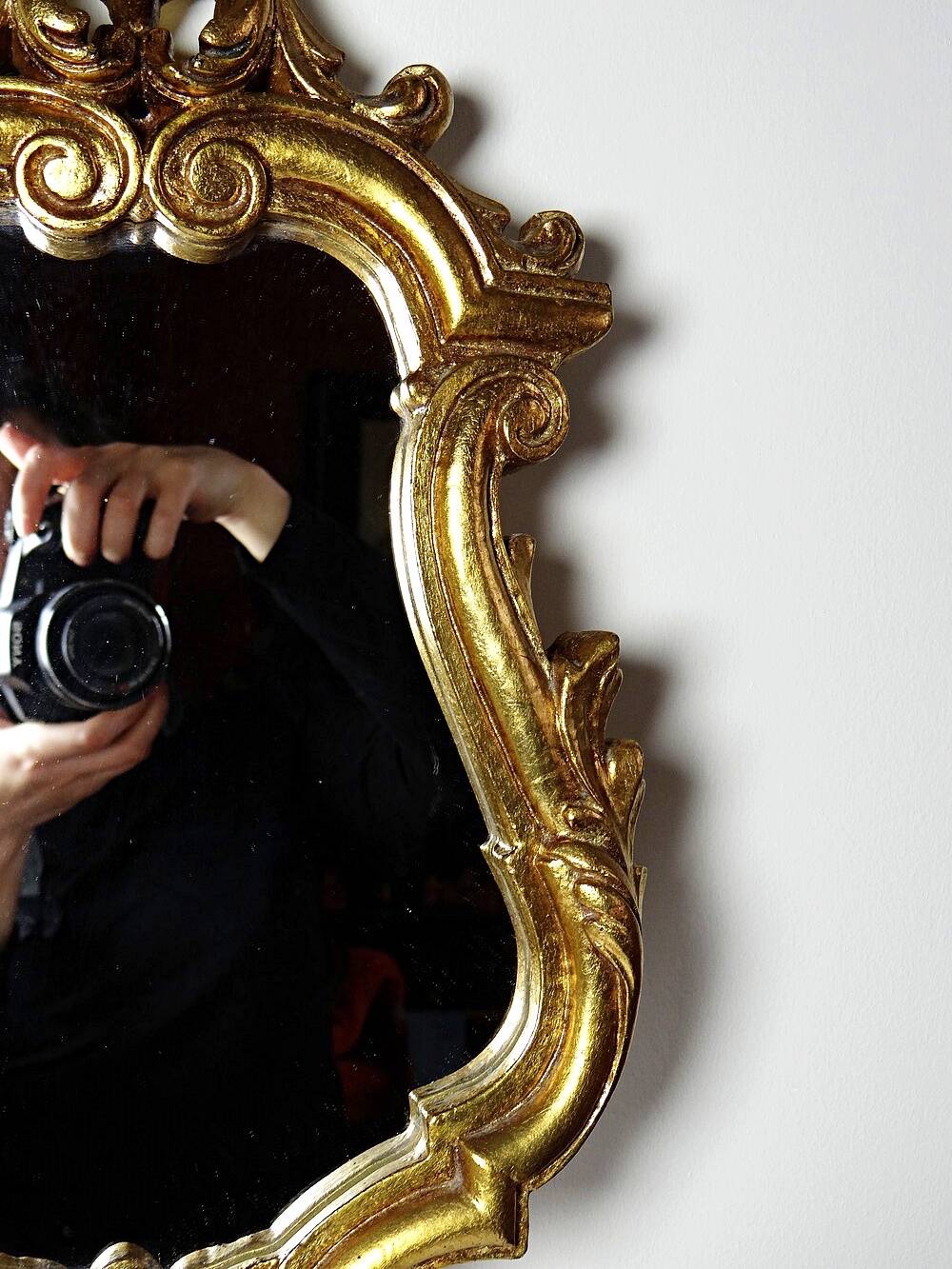 Vintage Rococo wall mirror, gold, Italy, circa 1950-1970, wood and gilded stucco.