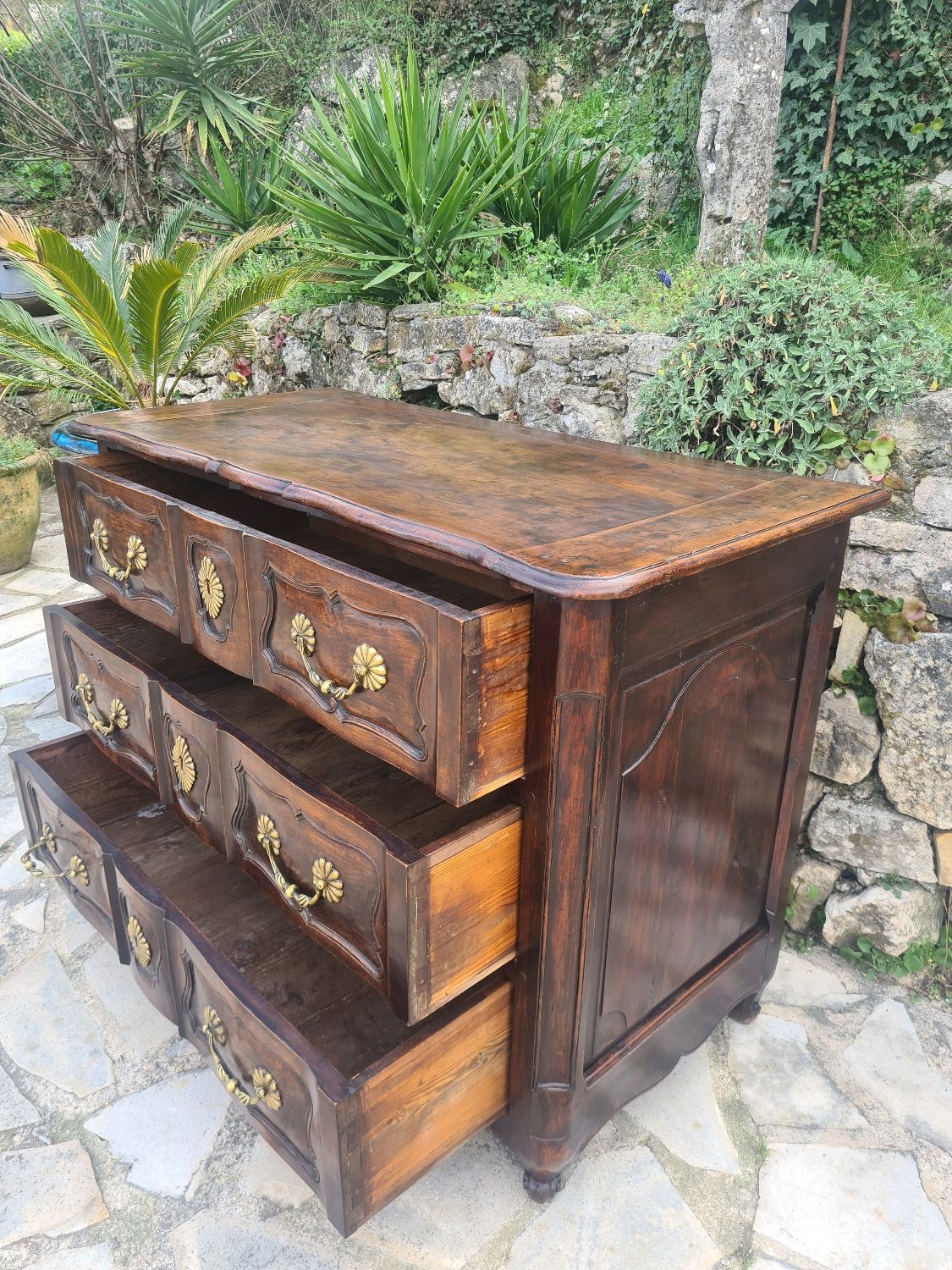Crossbow chest of drawers in walnut, 18th century period
