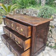 Commode arbalète en noyer époque 18ème siècle