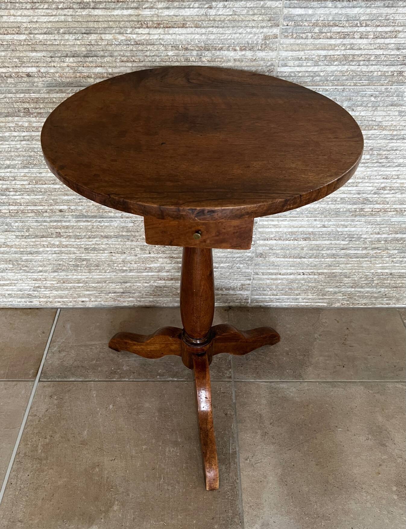 19th century tripod pedestal table in walnut Diam: 49cm