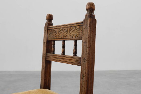Chaise latérale en chêne sculpté à la main du 19ème siècle avec siège en velours