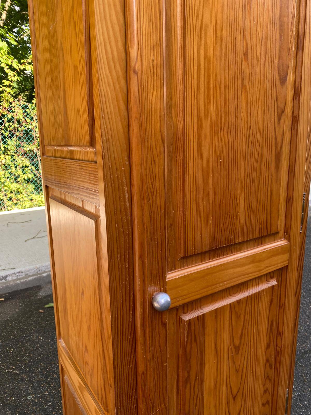 Scandinavian single-door solid wood wardrobe with hanging space