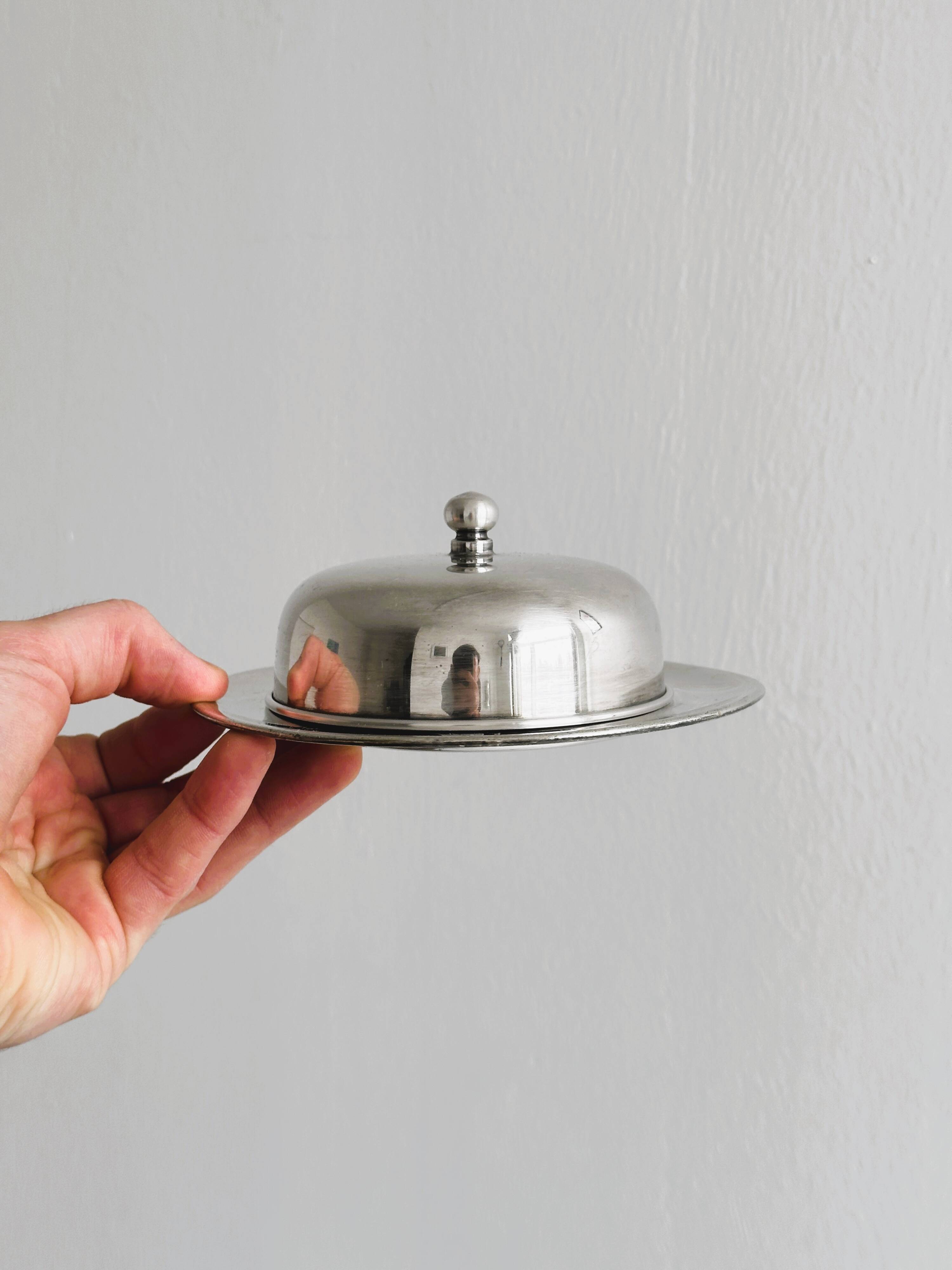 Round butter dish in silver metal