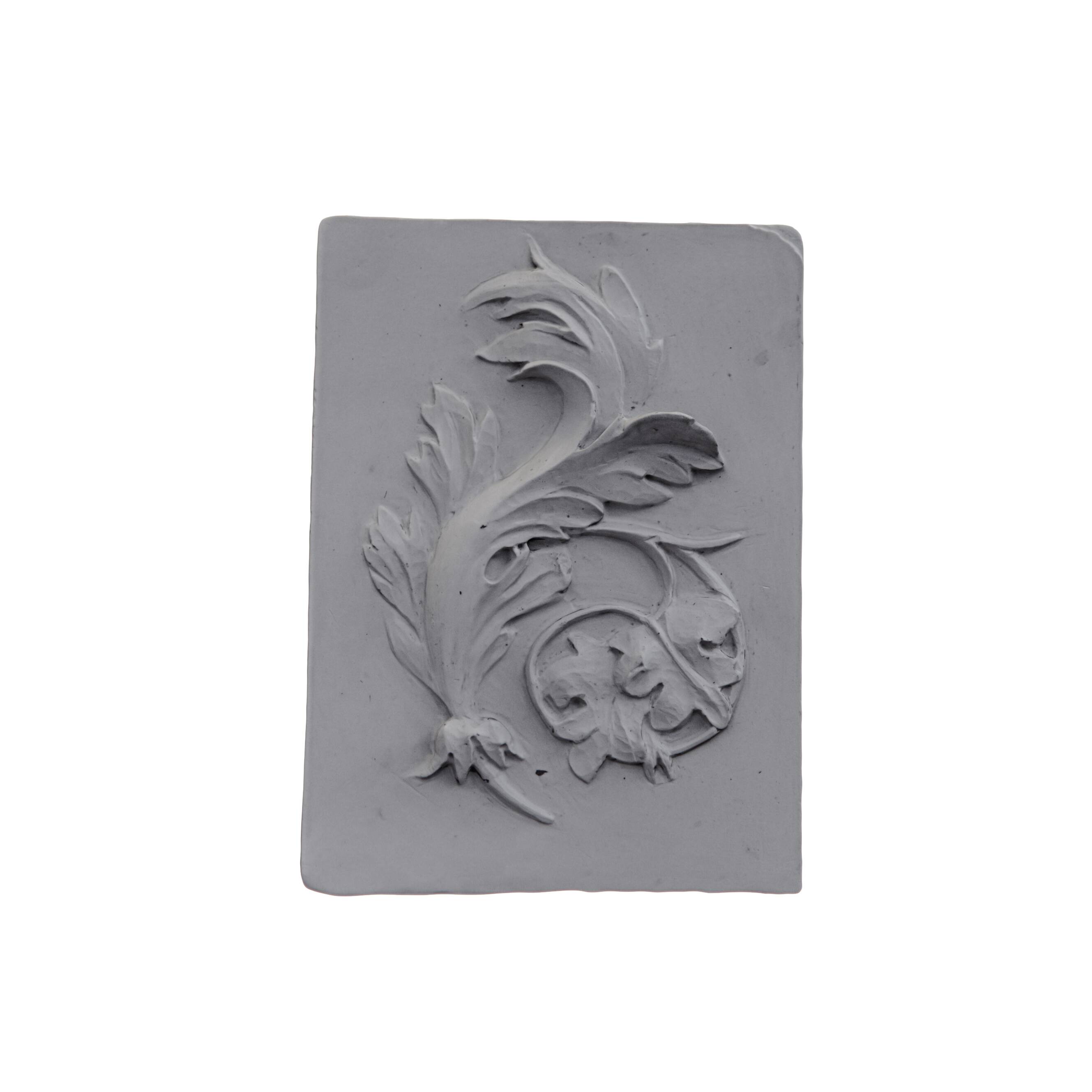 Bas-relief en plâtre d'une feuille d'acanthe