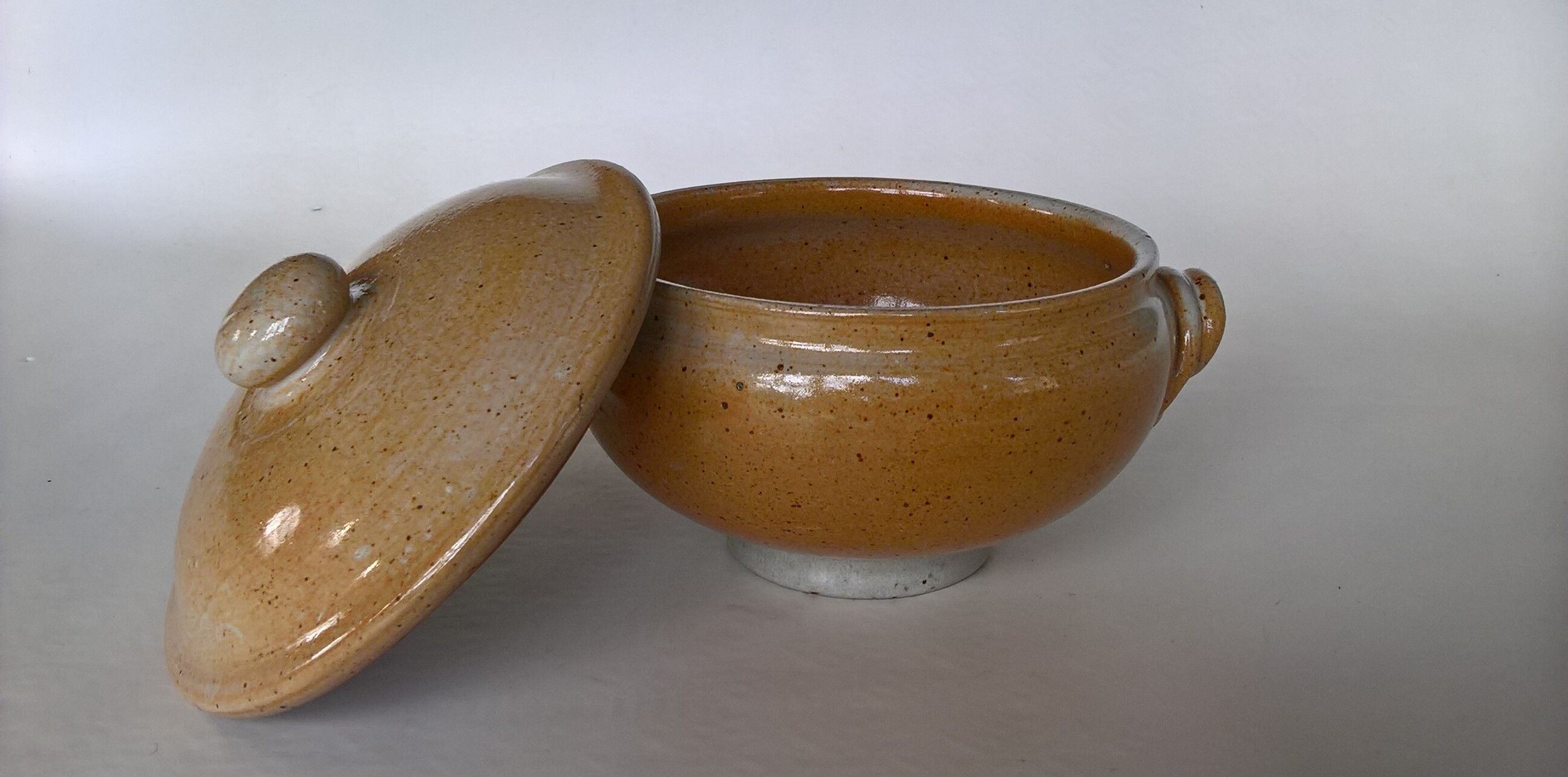 Covered bowl in Marais sandstone