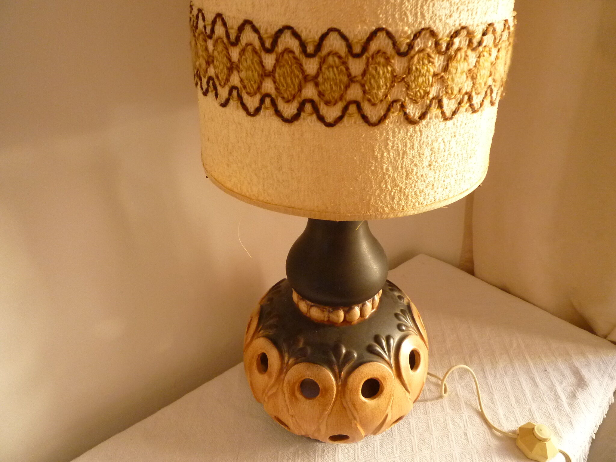 Openwork ceramic table lamp