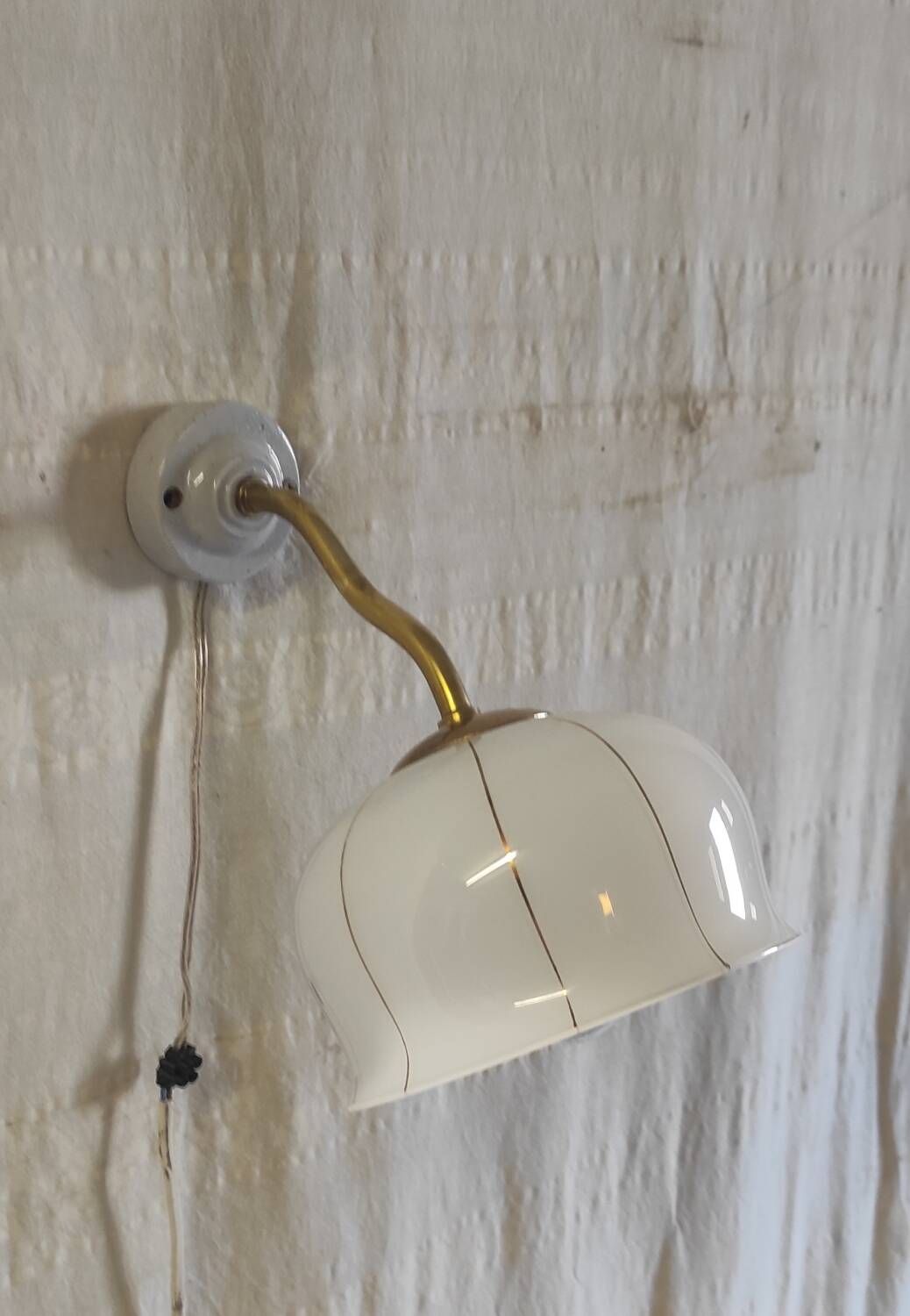 Vintage wall light in brass, porcelain and opaline - mid 20th century.