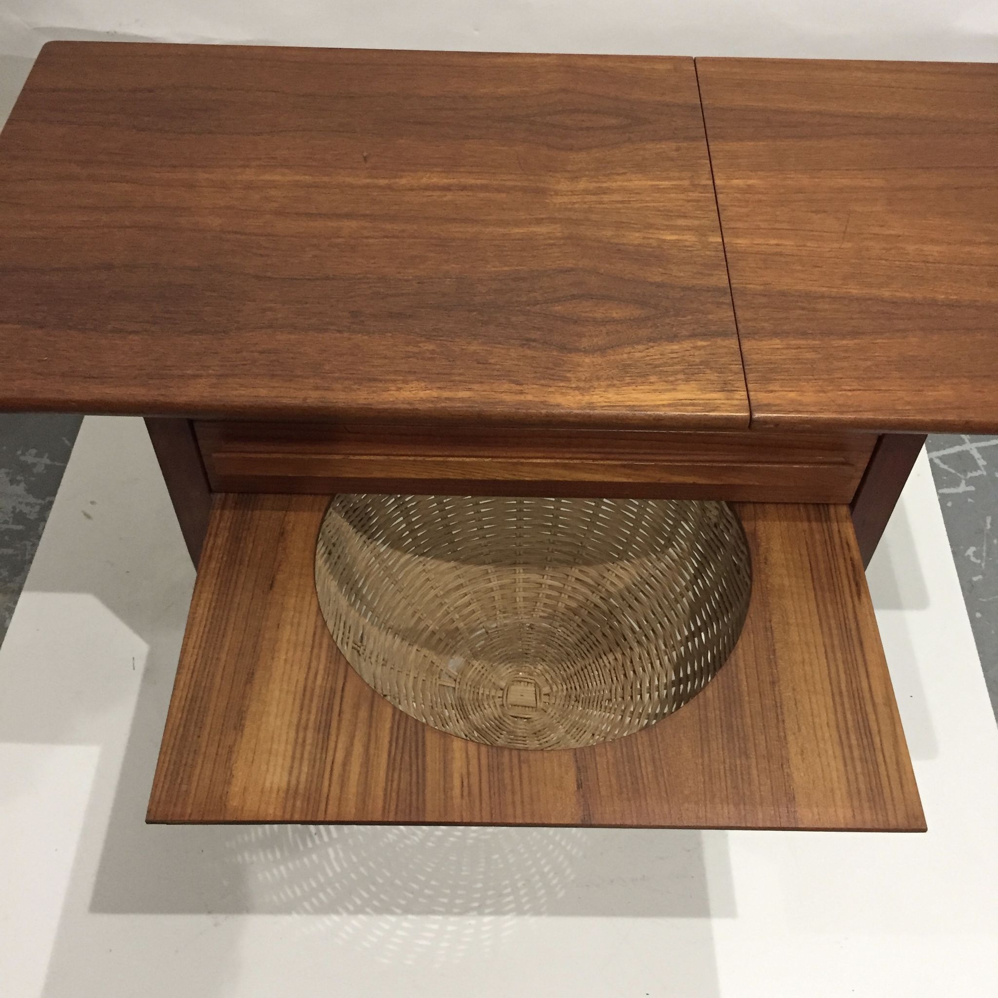 Table basse travailleuse danoise