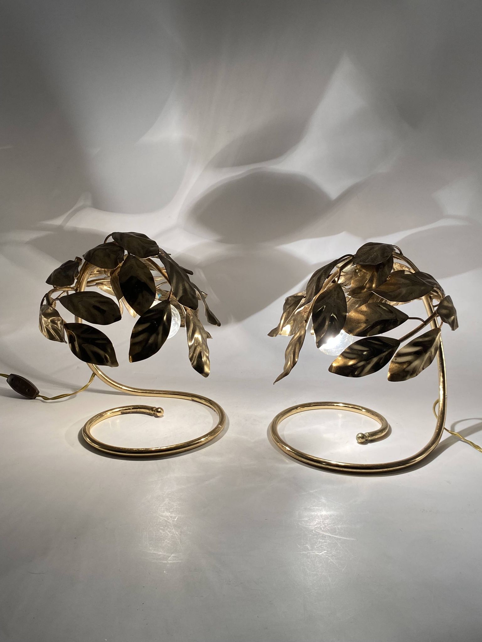 Hollywood regency set of 2 brass leaves table lamps, Bottega Gadda Italy, 1970s