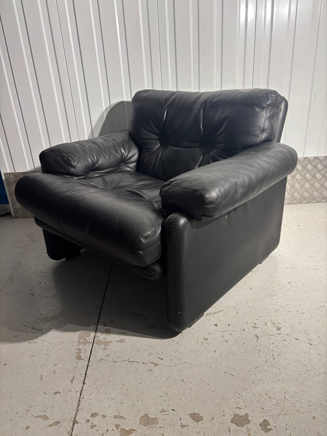 Black leather armchair – Tobia Scarpa for B&B Italia