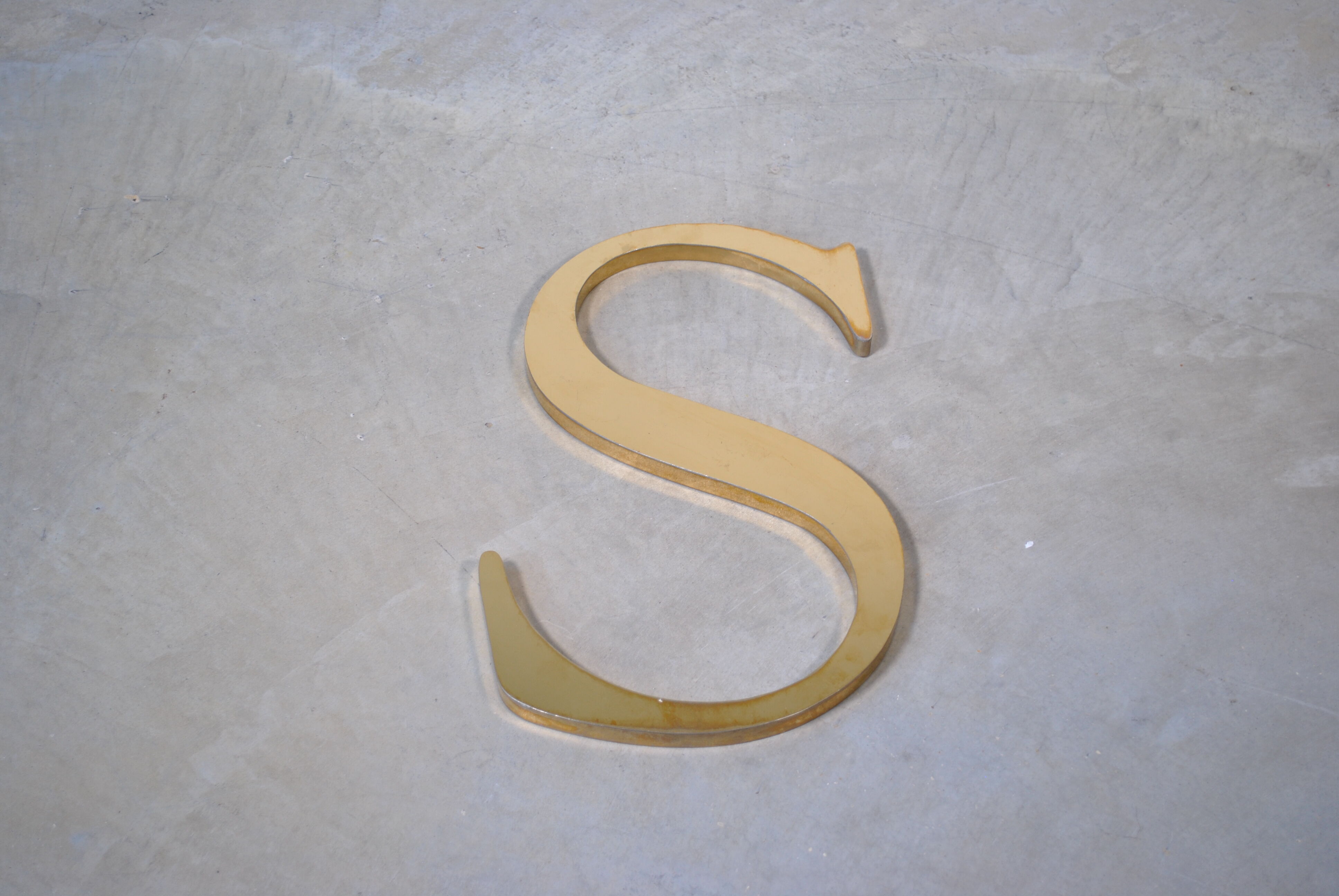 Letter sign in gold metal "S" 1980