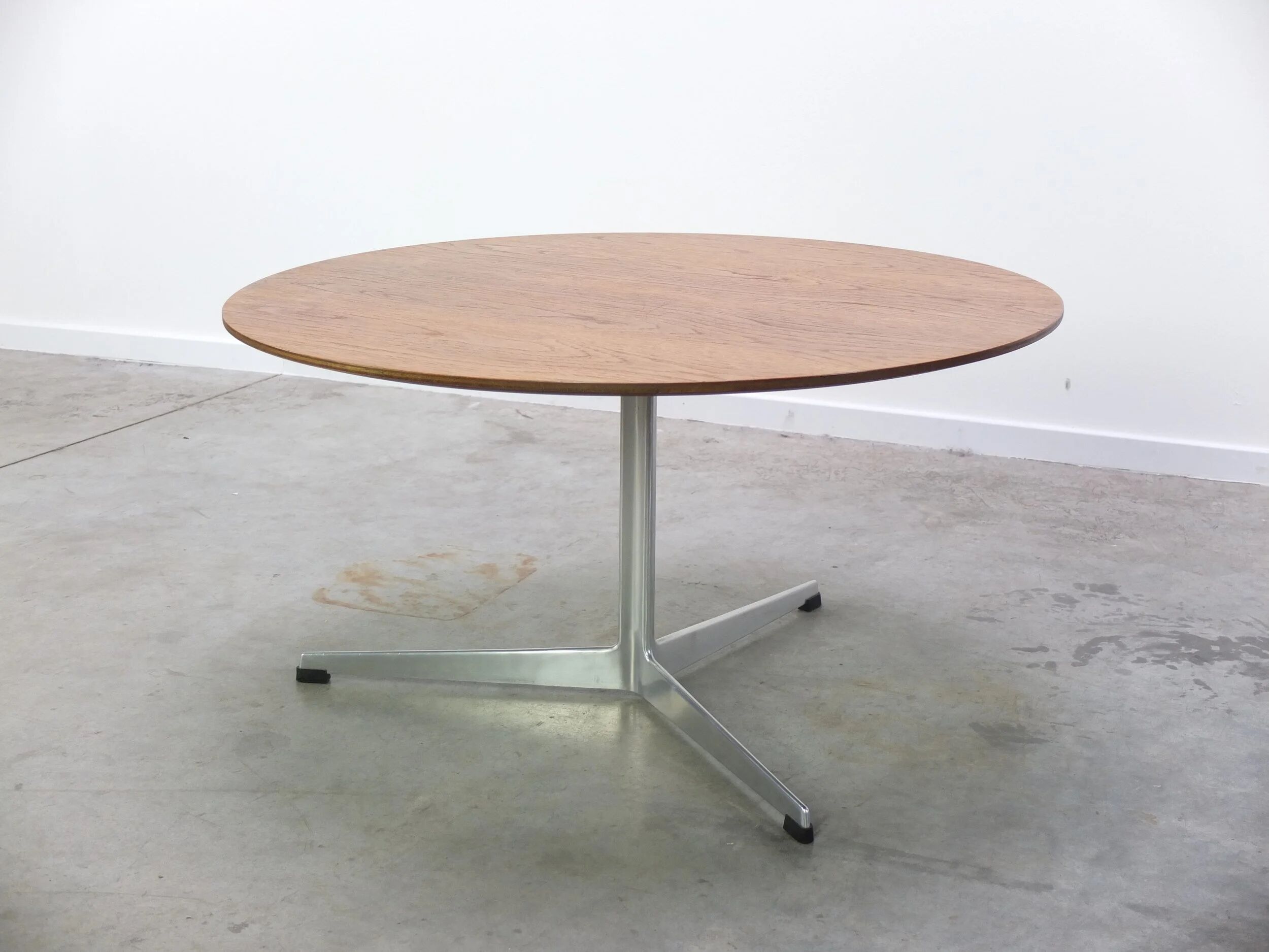 Circular coffee table in oak by Arne Jacobsen for Fritz Hansen, 1960s