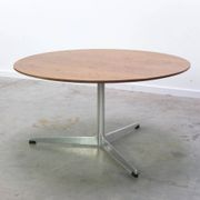 Circular coffee table in oak by Arne Jacobsen for Fritz Hansen, 1960s