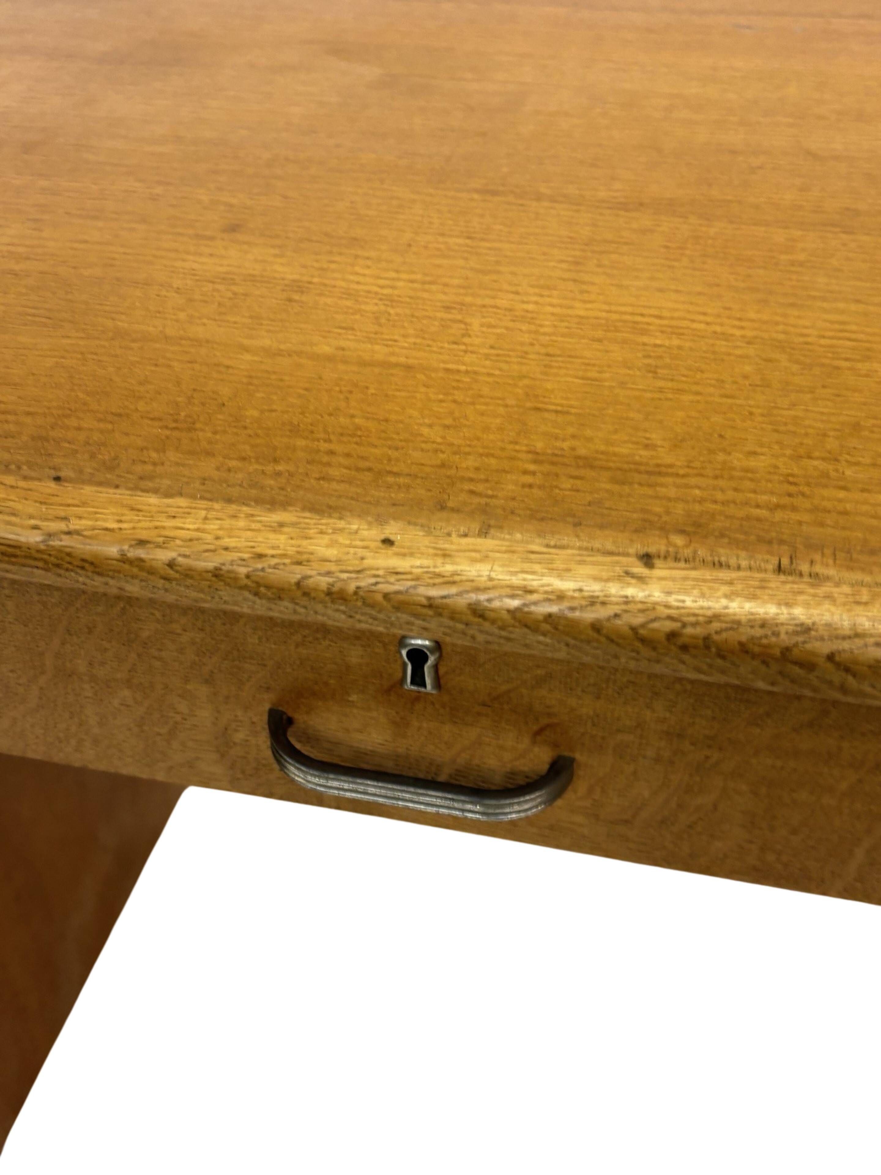 Bureau tubulaire de style Bauhaus du milieu du siècle, design des années 40 en chêne