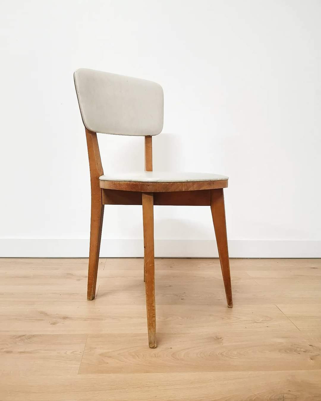 Set of 4 60s chairs in wood and white skai