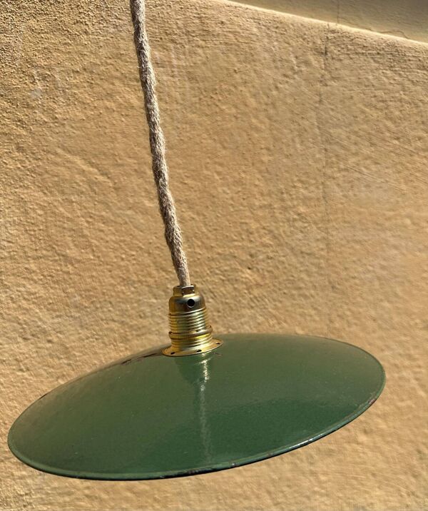 Suspension vintage abat jour tôle émaillée verte et blanche ferme