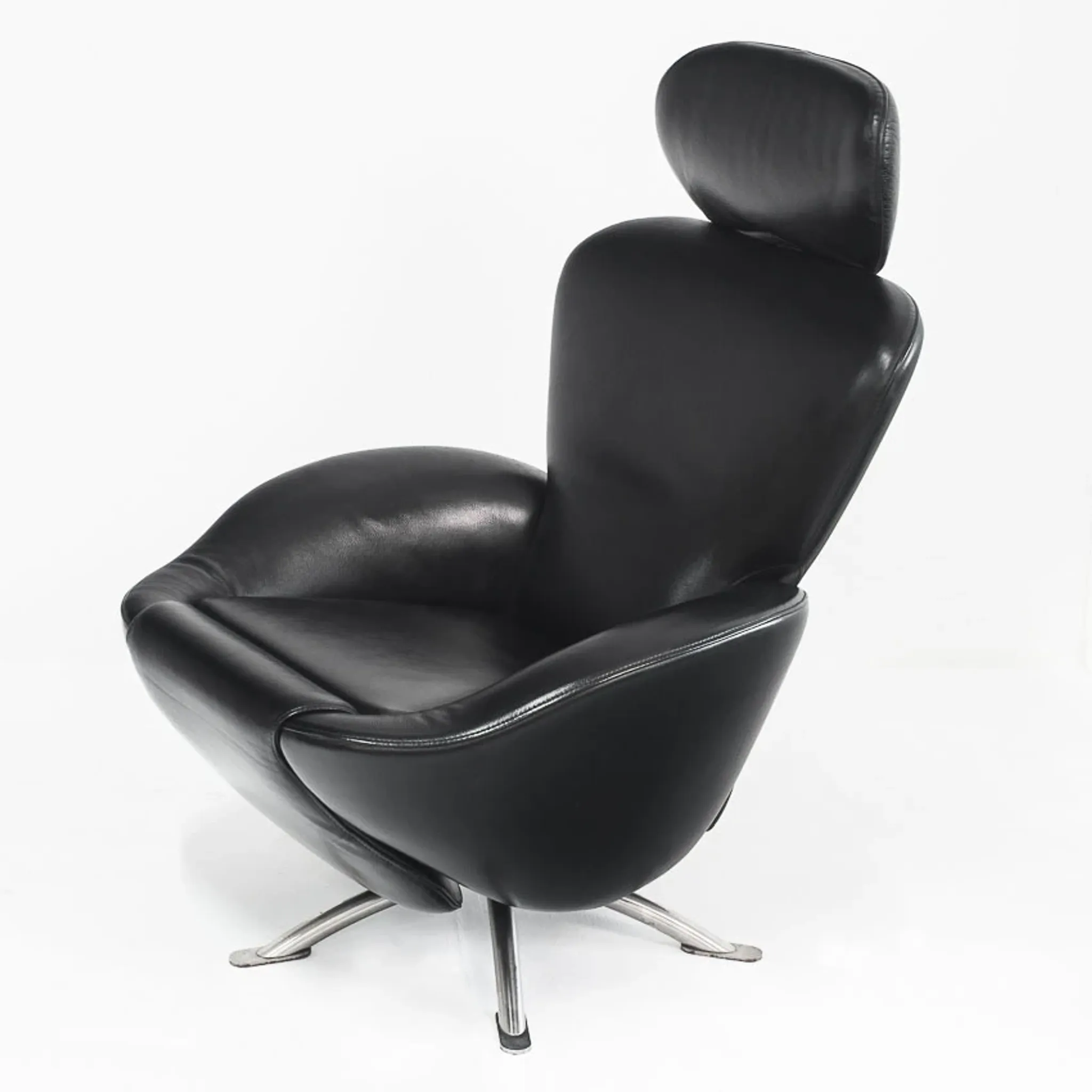 "Dodo" armchair in black leather. Design by Toshiyuki Kita. Cassina. Italy.