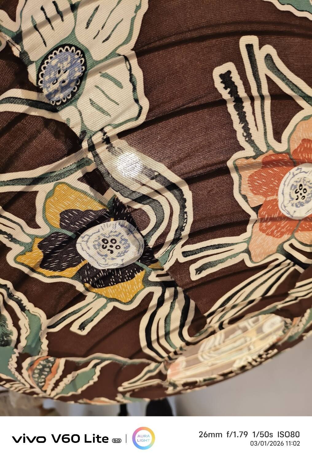 Suspension in printed fabric in the shape of a pear.