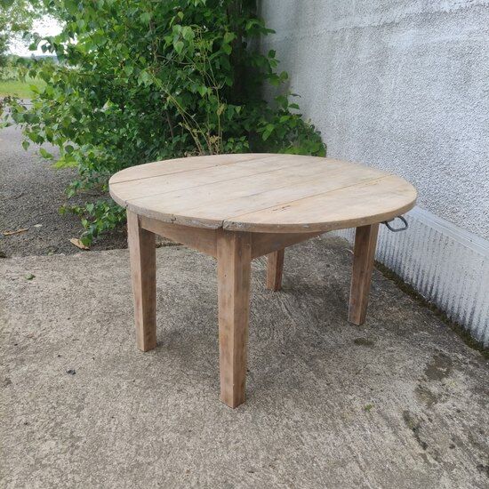 Folding round coffee table