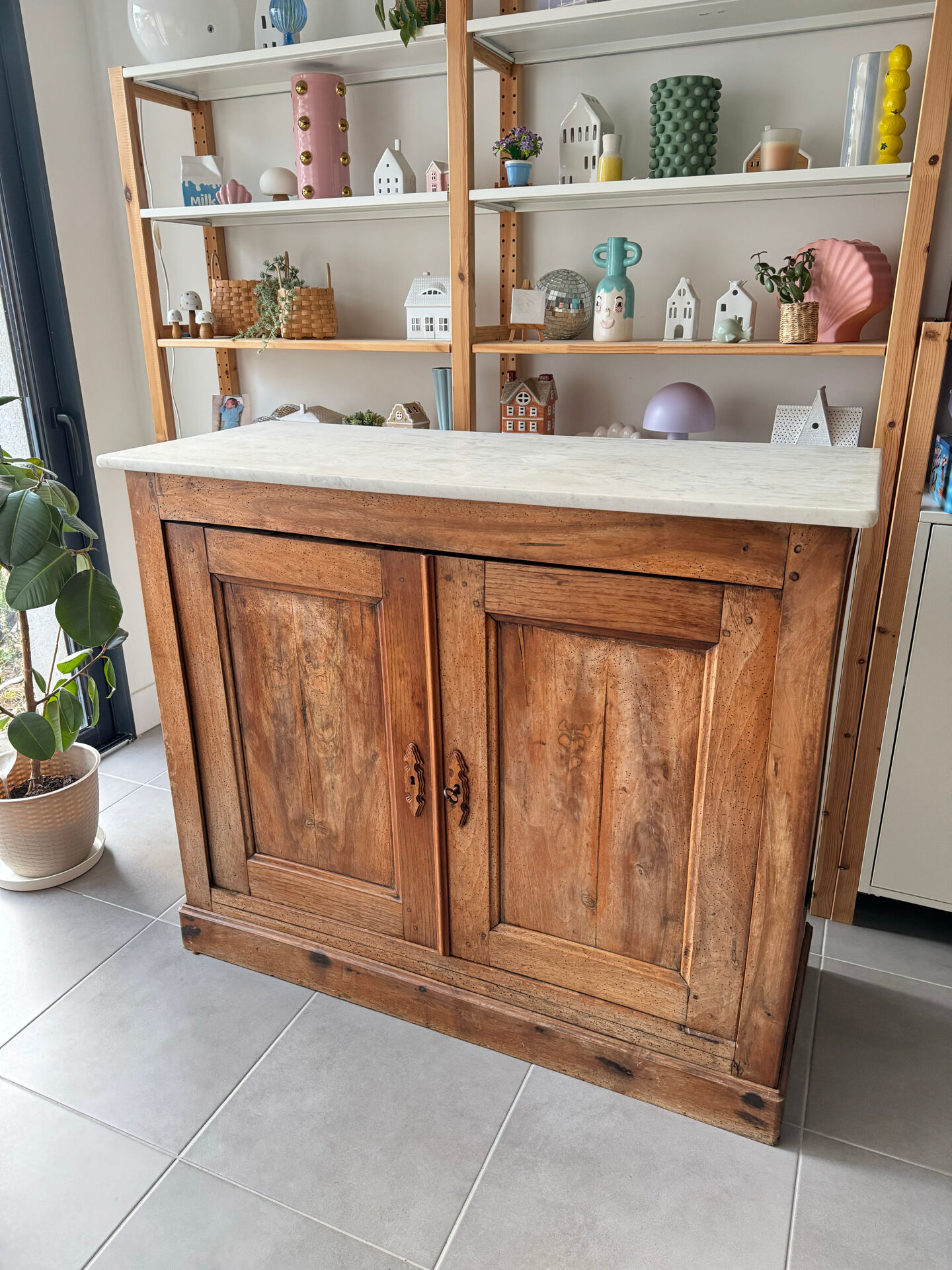 Buffet ancien avec plateau en marbre