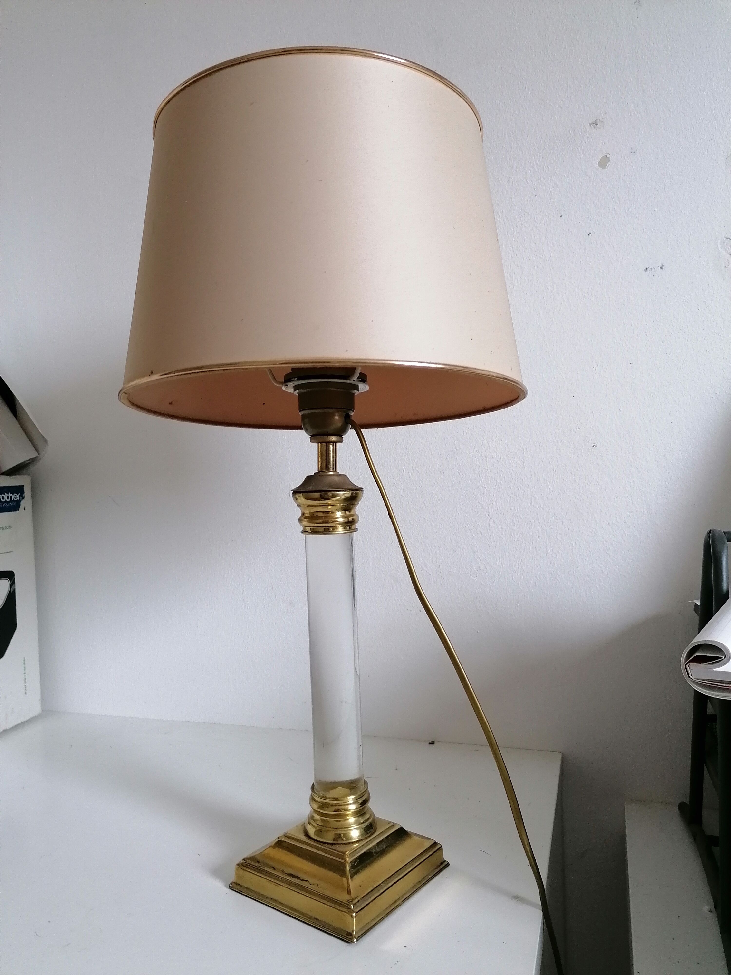 Lampe pied plexiglass et métal doré vintage