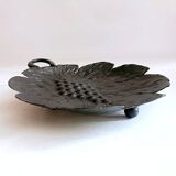 Plat artisanal métal repoussé tripode