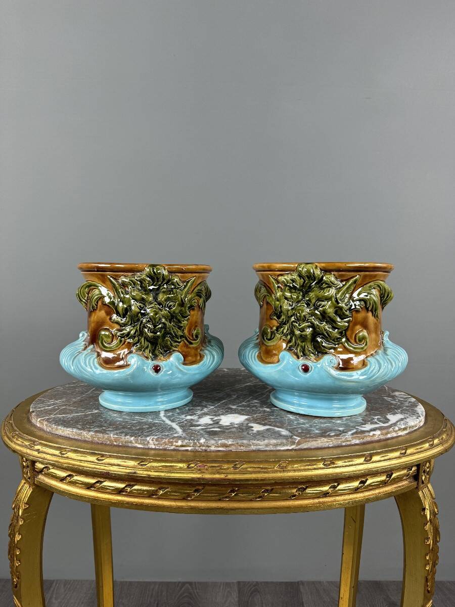 Paire de cache-pots en barbotine à décor de mascarons, XIXe siècle