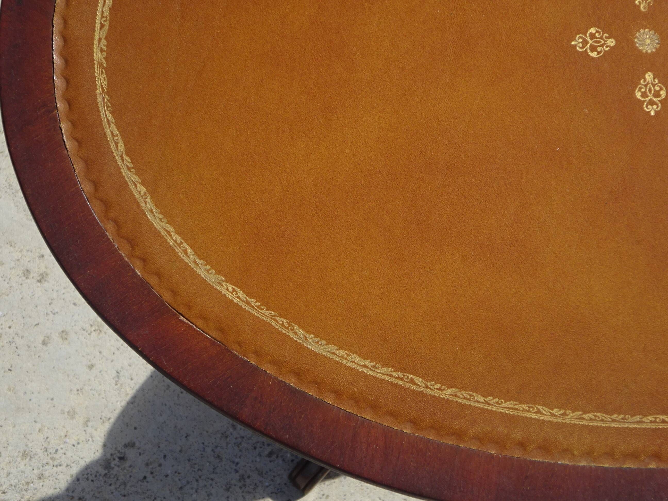 Small side table with an oval top in English style.