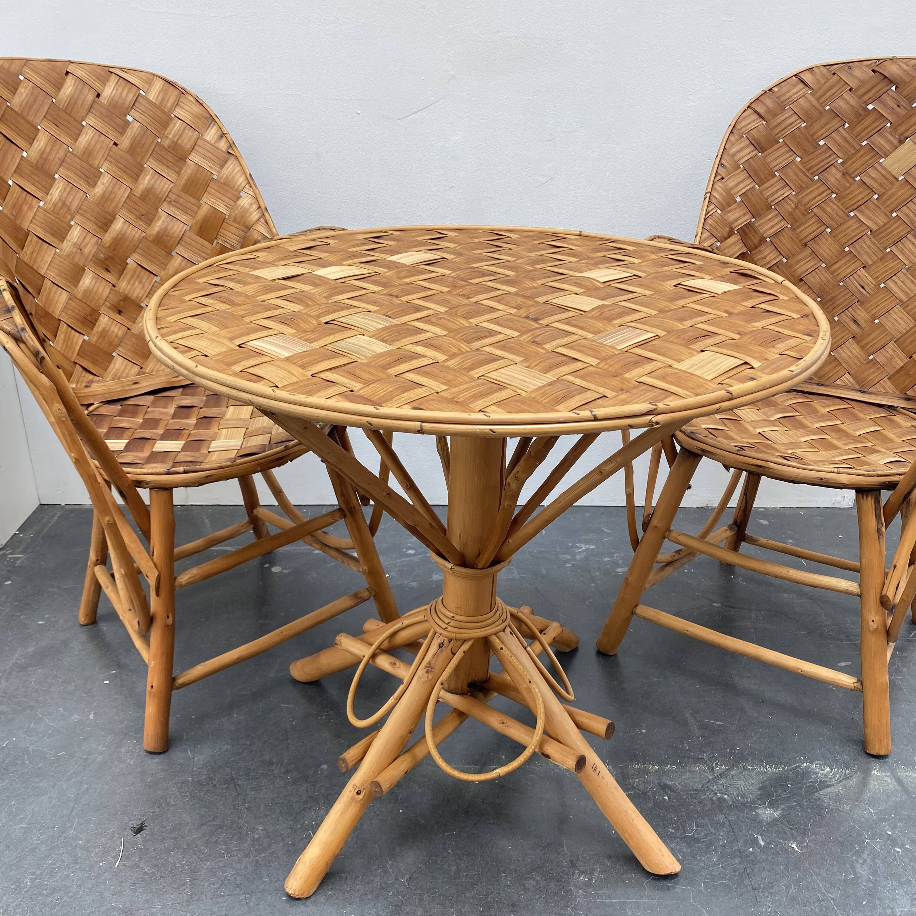 Ensemble composé d’une table et trois fauteuils en lamelles de châtaignier années 50/60