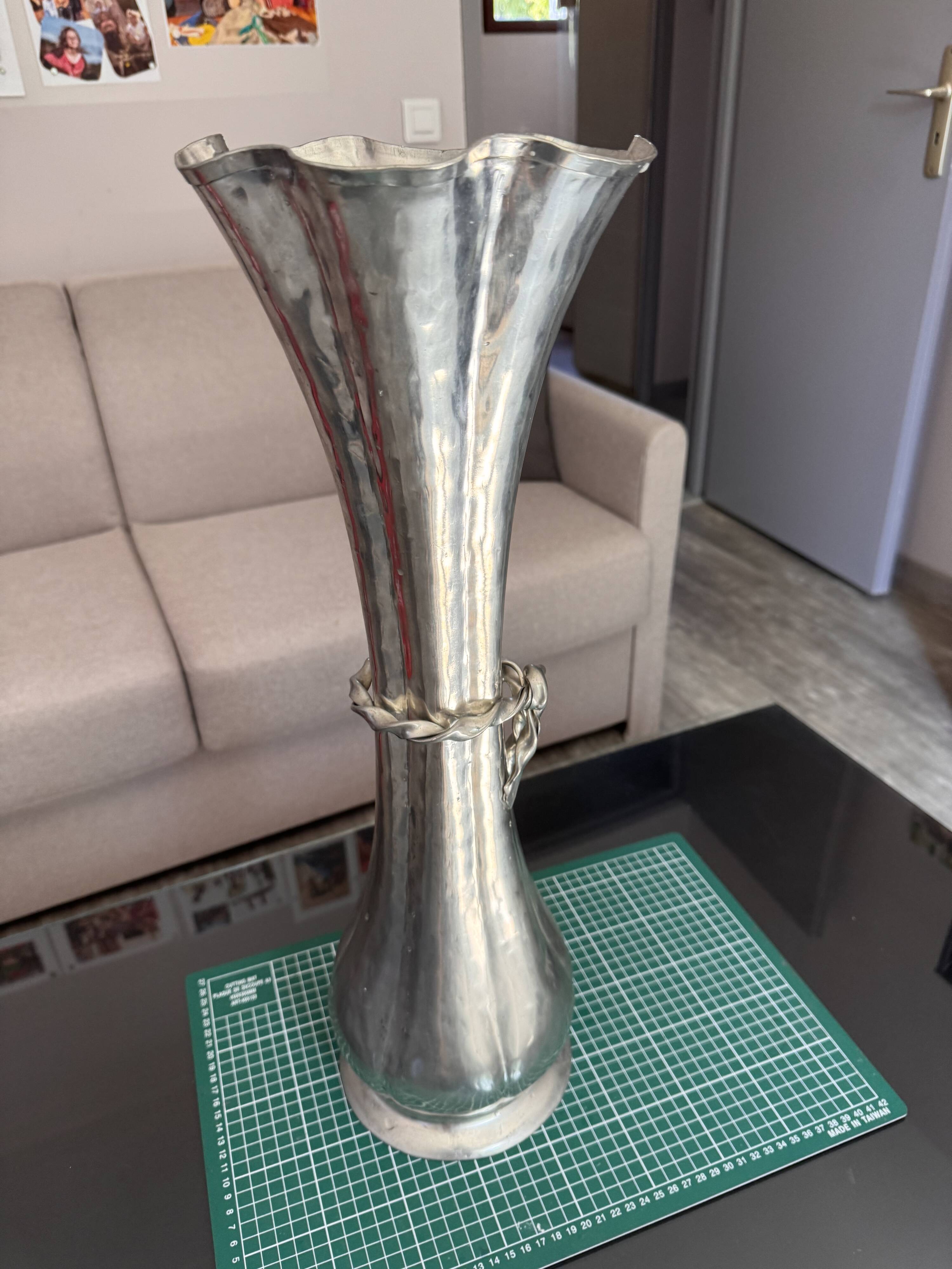 Pure tin sun vase at 95%, signed Jean Goardère.