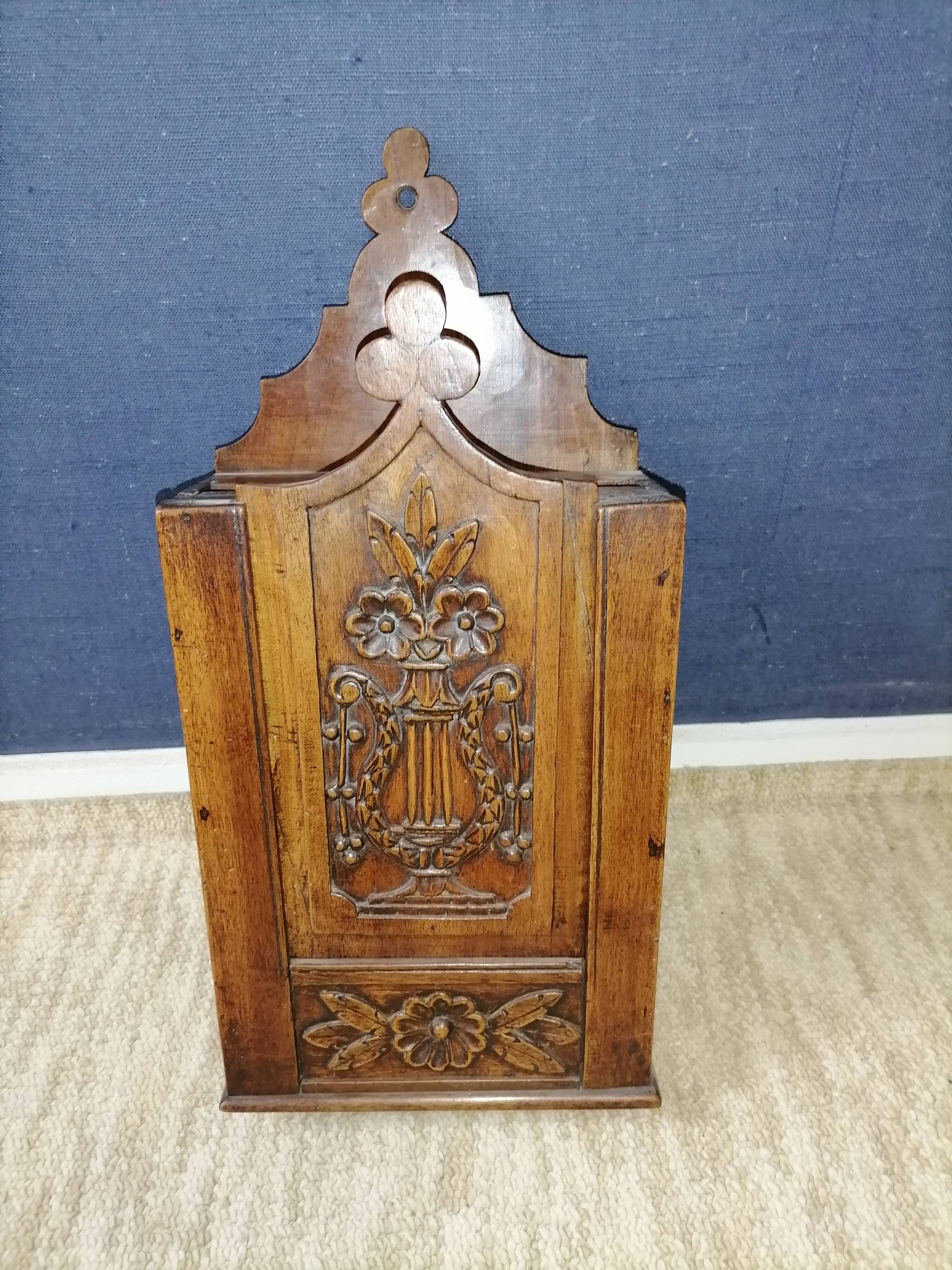 Provencal box walnut with flour or salt