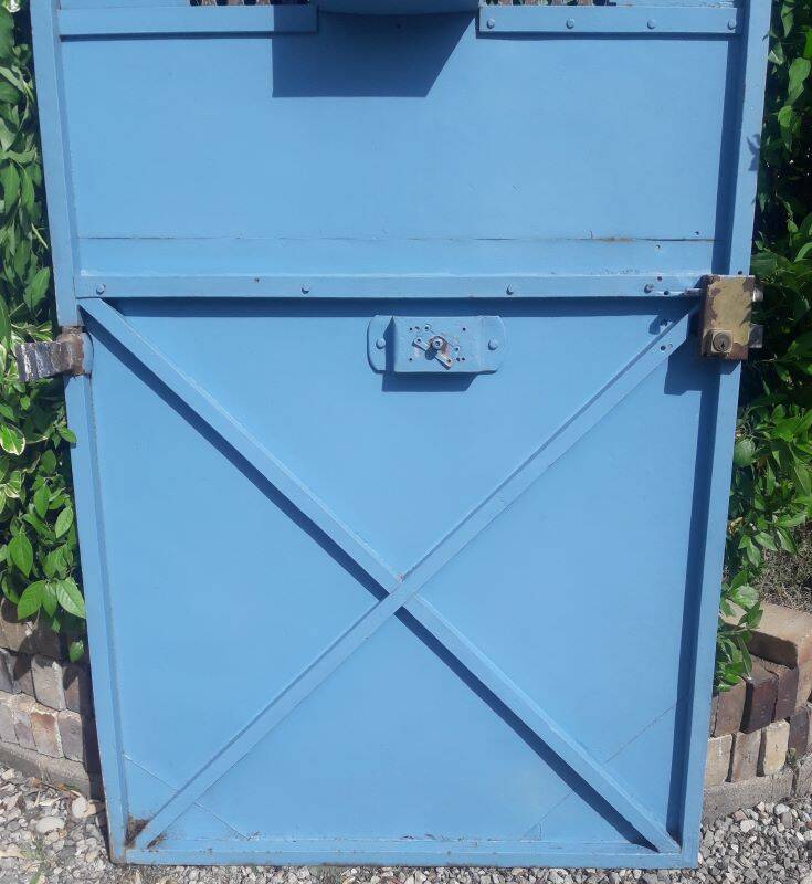 Porte portail H205xL103 ancienne en fer cintrée avec boite aux lettres