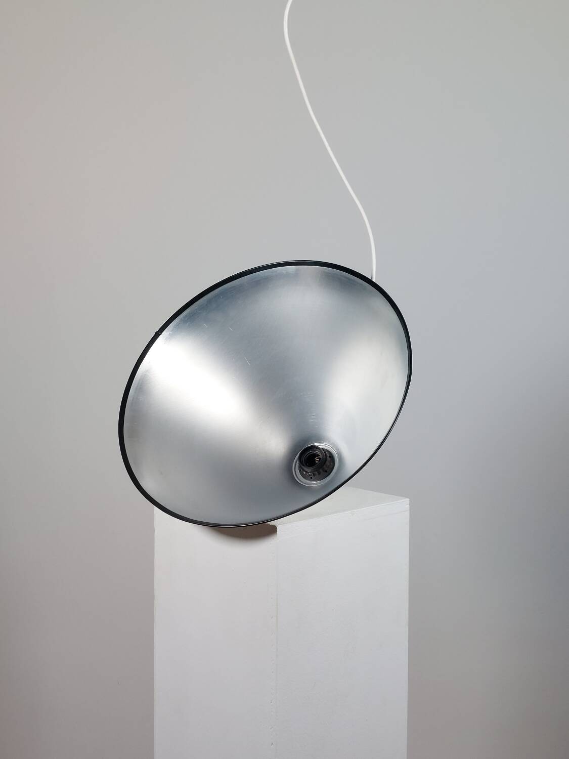 Ultra-lightweight vintage minimalist suspension design