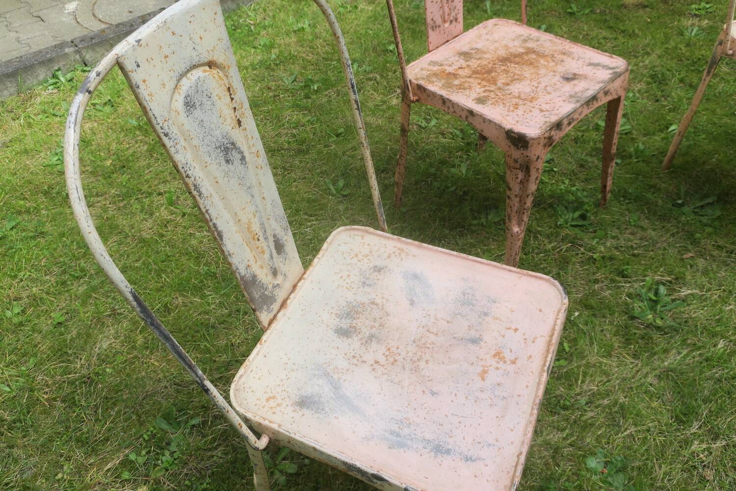 Ensemble de 3 chaises de jardin empilables inspirées de Tolix du début du 20e siècle.