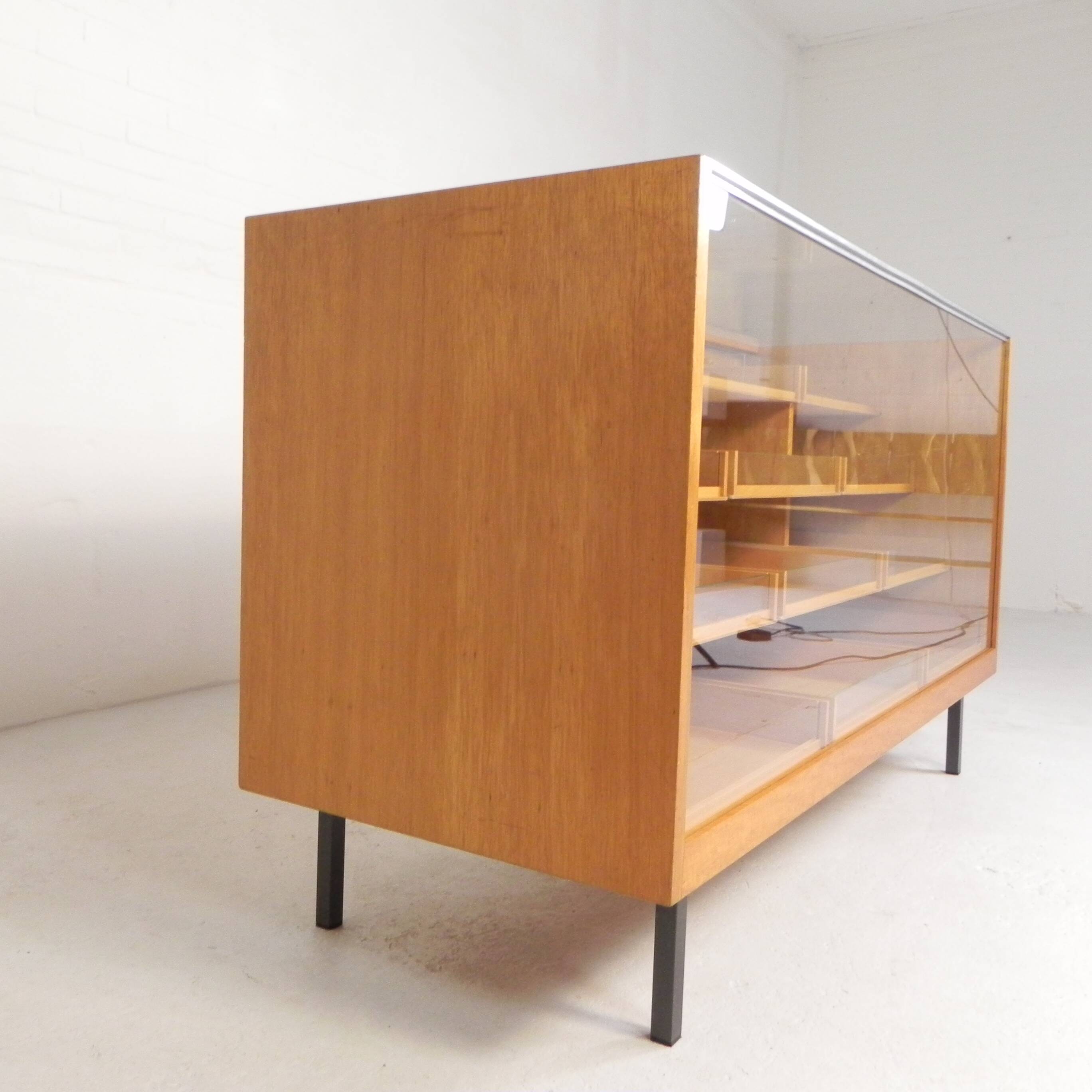 Counter, display case by Ladenbau Brixius, 150 cm long, 1950s.