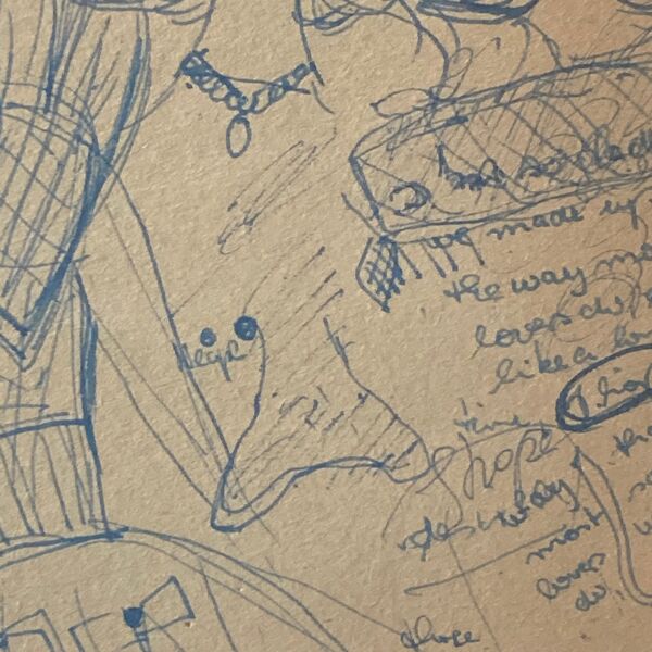 Dessin à l'encre bleue par une adolescente