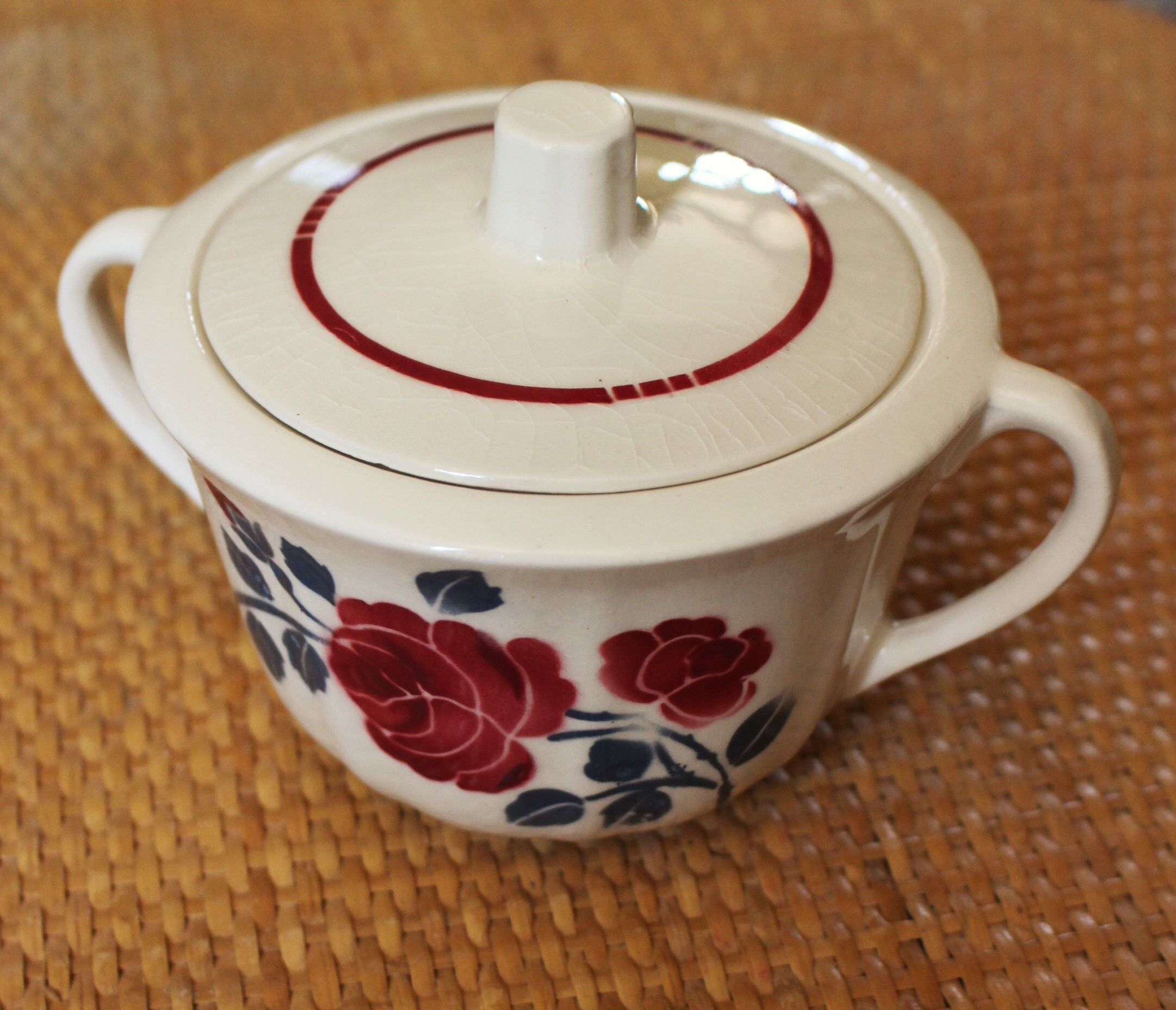 Sucrier demi porcelaine Badonviller roses rouge bleu art deco