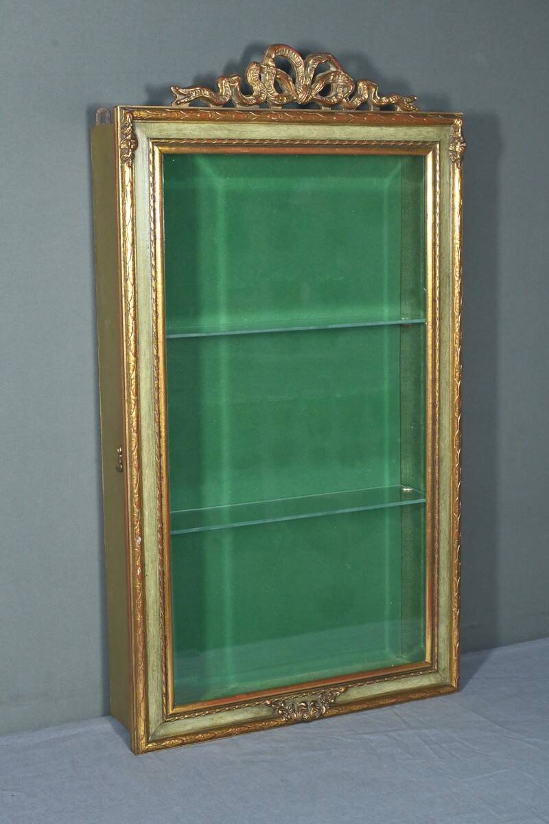 Vitrine Murale en Bois Doré – Milieu XXe