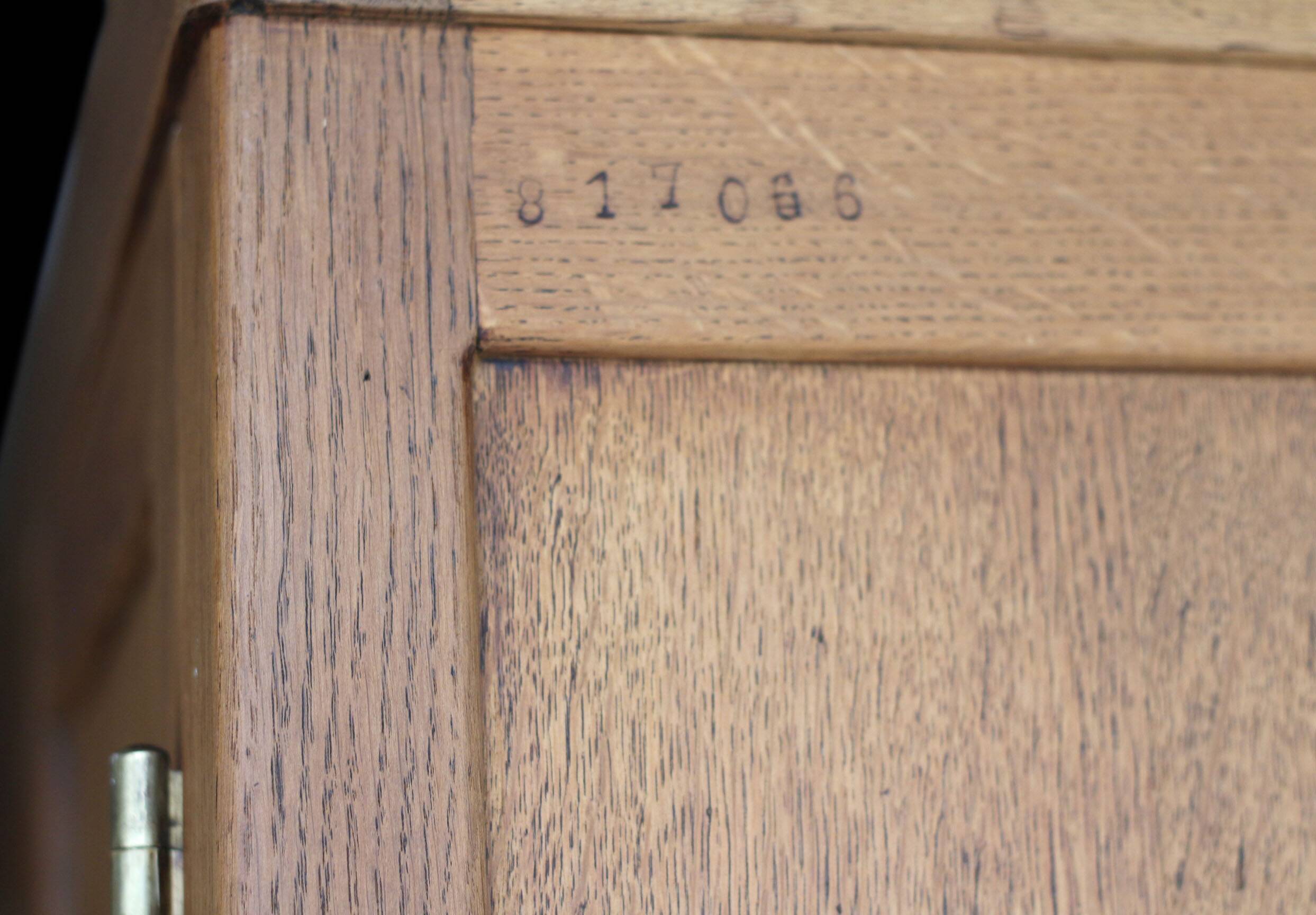 Rare primary school armoire in solid oak. 1920s/30s. Superb condition.