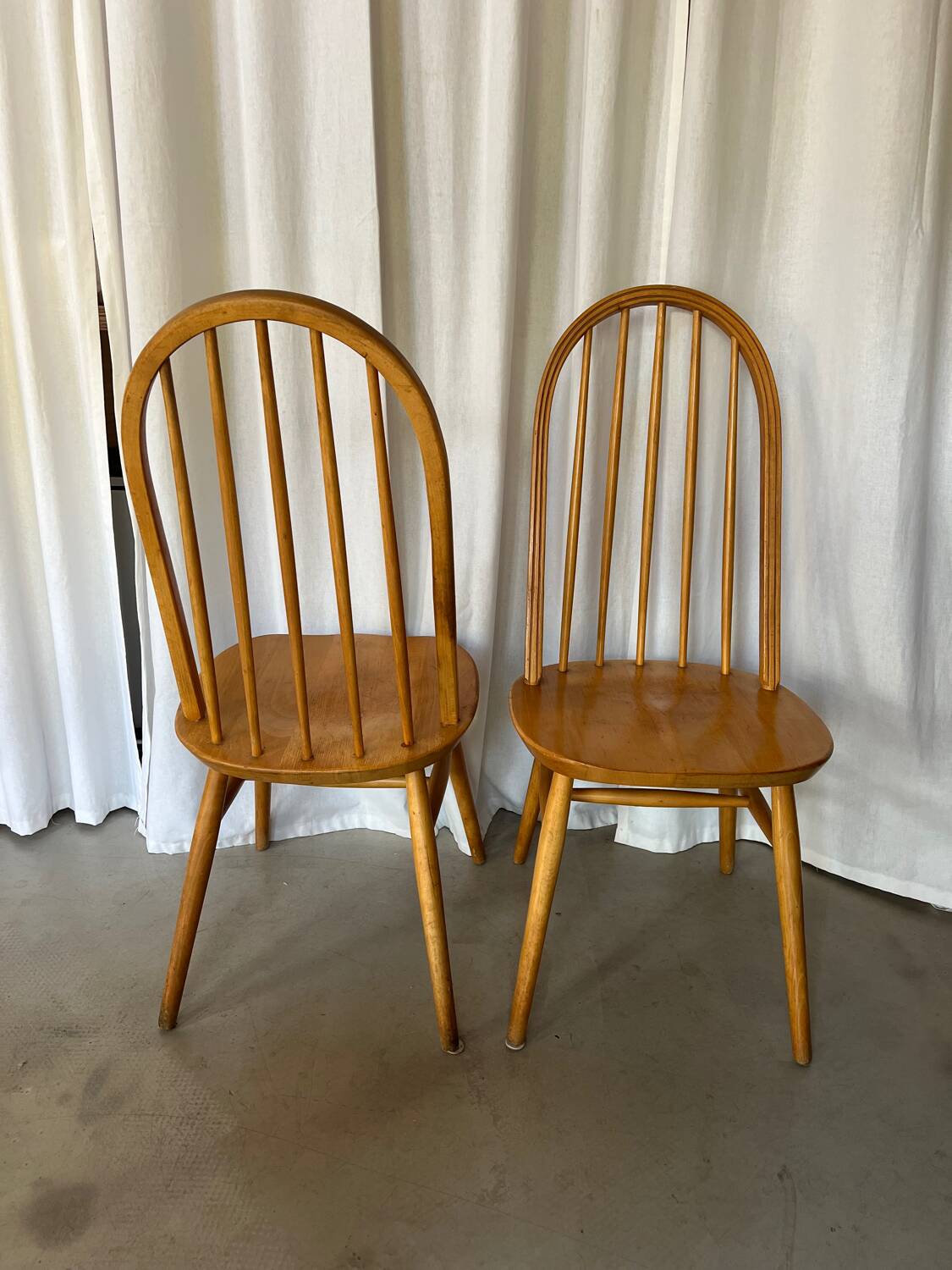 Paire de chaises scandinaves en bois clair