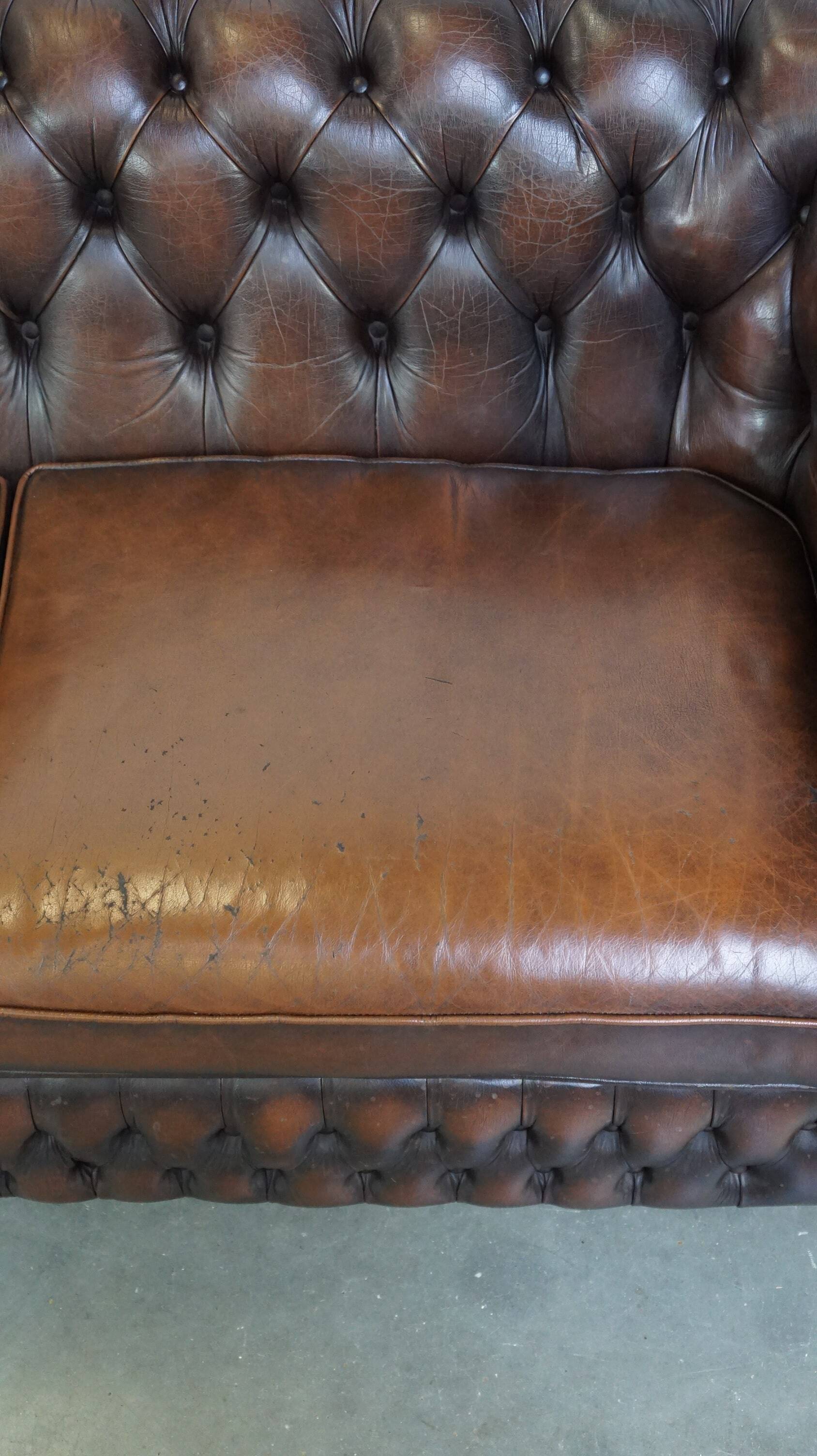 Canapé Chesterfield anglais 2,5 places en cuir de vachette flammé marron foncé