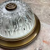 Plafonnier en laiton et verre moulé ancien
