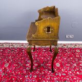 Table de chevet ou table d’appoint en chêne de style rococo, vers les années 1930